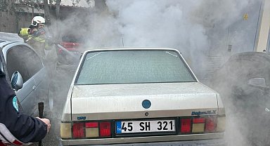 Salihli'de yangın paniği: Park halindeki 2 otomobil yandı