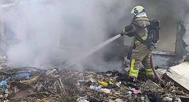 Samandağ'da metruk bina yangını