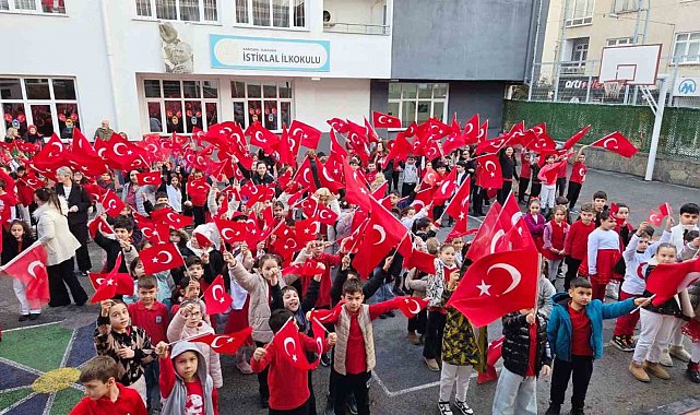 Samsun'da 253 bin öğrenci "Bayrak Sevgisi" temasıyla ders başı yaptı