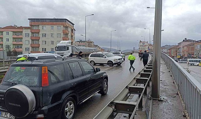 Samsun'da cip bariyere çarptı, anne ve oğlu yaralandı