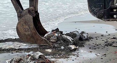 Samsun'da denize atılan çuvallar dolusu inşaat atığı temizlendi, inceleme başlatıldı