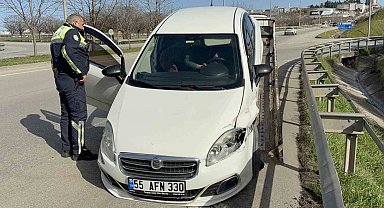 Samsun'da otomobil refüjü aşıp bariyere çarptı: 1 yaralı