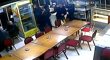 Saniye saniye kameraya yansıyan bıçaklı kavga, kız arkadaş meselesi yüzünden çıkmış