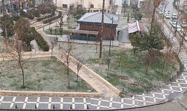 Şanlıurfa'da dolu yağışı sürücülere zor anlar yaşattı