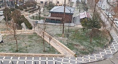 Şanlıurfa'da dolu yağışı sürücülere zor anlar yaşattı