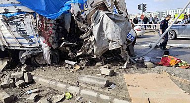 Şanlıurfa'da freni patlayan kamyon araçların arasına daldı: 1 ölü, 3 yaralı