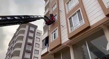 Şanlıurfa'da istinat duvarı çöktü: Binada mahsur kalanlar kurtarıldı