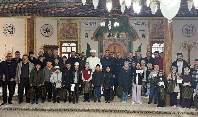 Şaphane'de "Camiyi Seviyoruz, Namazla Buluşuyoruz" programında öğrencilere ödül
