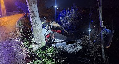 Şarampole devrilen otomobil hurdaya döndü