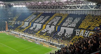 Sarı-lacivertli taraftarlardan 'İnan Fenerbahçe' yazılı koreografi