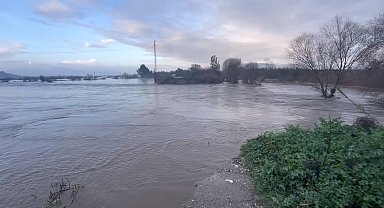 Sarıçay taştı, Bağarası'nda tarım arazileri sular altında