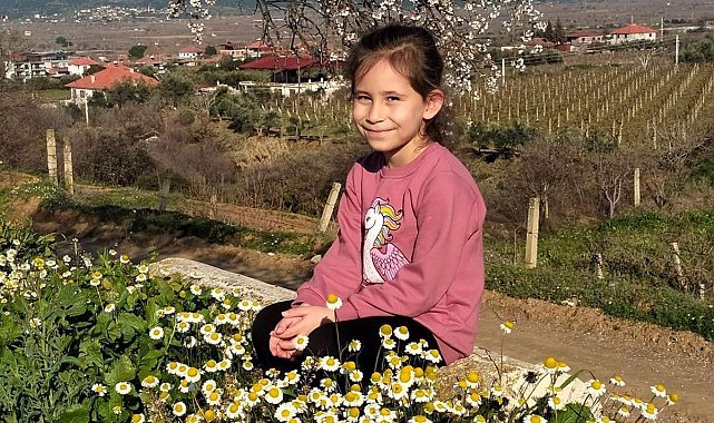 Sarıgöl'de bademler çiçek açtı papatyalar tarlaları süsledi