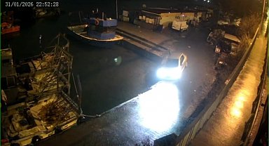 Sarıyer'de aynı yerde aynı şekilde ikinci kez bir araç mendirekte asılı kaldı. O anlar kamerada