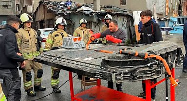 Sarıyer'de elektrikli aracın bataryasında yaşanan parlama kamerada