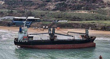 Sarıyer'de karaya oturan gemide dalgıçlar hasar tespiti yapıyor