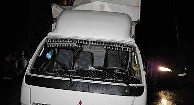 Sarıyer'de seyir halindeki kamyonet yol kenarındaki ağaca çarptı