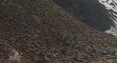 Sason'da kar ve yağmur sonrası heyelan: Köy minibüsü yolda mahsur kaldı