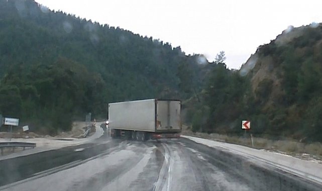 Savrulan tır dorsesi faciaya sebep oluyordu