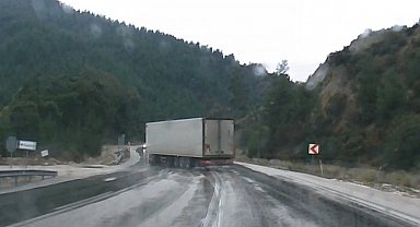 Savrulan tır dorsesi faciaya sebep oluyordu