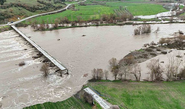 Sel suları ile ikiye ayrılan Yıldız Köprüsü dron ile görüntülendi