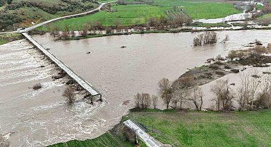 Sel suları ile ikiye ayrılan Yıldız Köprüsü dron ile görüntülendi