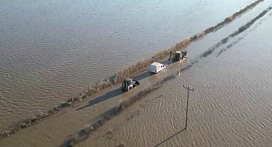 Sel sularında araçta mahsur kalan sürücü ekiplerce kurtarıldı