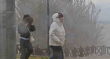 Şelale şiddetli rüzgarla tersine çağladı, denizin rengi kahverengiye büründü