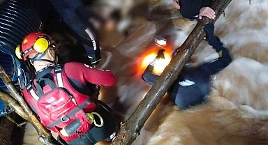 Sele kapılan otomobil sürücü, 3 saatlik çalışmanın sonunda ölü olarak bulundu