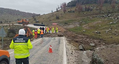 Selendi-Simav Karayolu'nda yoğun yağış sonrası çökme