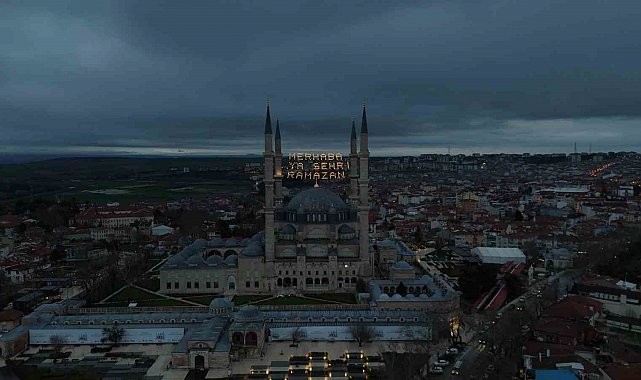 Selimiye Camii'nin minarelerine Ramazan mahyası asıldı