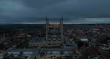Selimiye Camii'nin minarelerine Ramazan mahyası asıldı