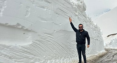 Şemdinli'de iş makinesinin boyunu bulan kar tünellerinde çalışma