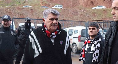 Serdar Adalı taraftarla birlikte maça geldi