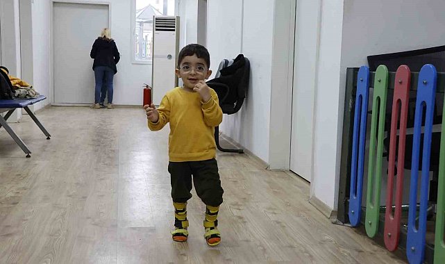 Serebral palsili Eren'in ailesine umut olan ilk adımları yüzleri güldürdü