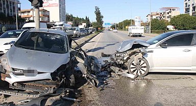 Serik'te iki otomobil çarpıştı:2 yaralı