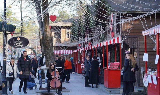 Sevgililer Günü'nde Sanat Sokağı renkli görüntülere sahne oldu