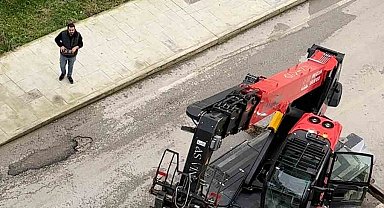 Sevgililer Günü'nü unuttu, iş makinesiyle balkona çıkarttığı güllerle gönül aldı