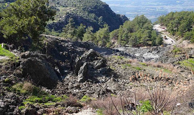 Seydikemer'de heyelan nedeniyle yol kapandı