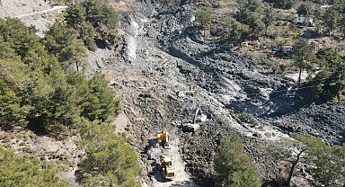 Seydikemer'de heyelan sonrası ekipler çalışmalarını sürdürüyor