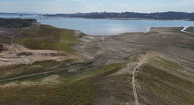 Seyhan Baraj Gölü'ndeki kuraklık ve sonrası dron ile görüntülendi