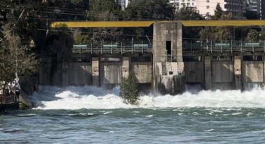 Seyhan Barajı'ndan su tahliyesi sürüyor: Tarlalar su altında kaldı