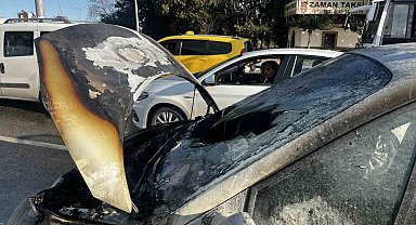 Seyir halindeki alev alan otomobil kullanılamaz hale geldi