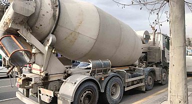 Seyir halindeki beton mikserinden kopan tekerlek üç otomobile çarptı
