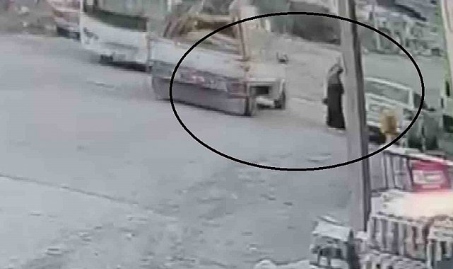 Seyir halindeki pikabın açılan kapağı kadının kafasına çarptı... O anlar kamerada