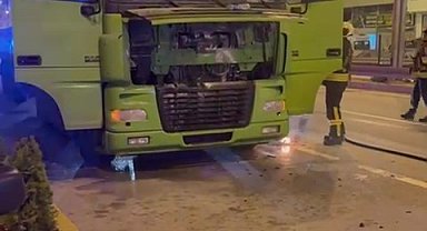 Seyir halindeki tır alev aldı