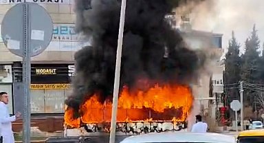 Seyir halindeyken alev alan halk otobüsü küle döndü