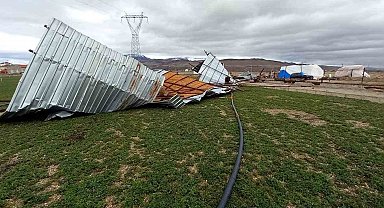 Şiddetli rüzgar ahırın çatısını uçurdu