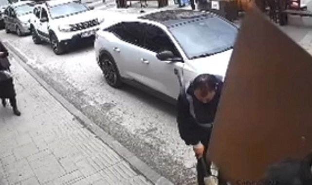 Şiddetli rüzgar nedeniyle düşen tabela, işçinin kafasına böyle çarptı: O anlar güvenlik kamerasında