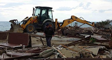 Side büyük plajda günübirlik 15 işletme yıkıldı