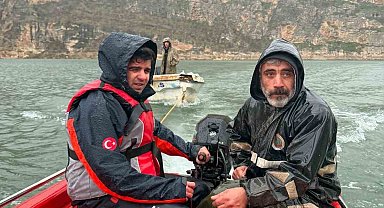 Siirt'te baraj gölünde mahsur kalan iki kişi kurtarıldı